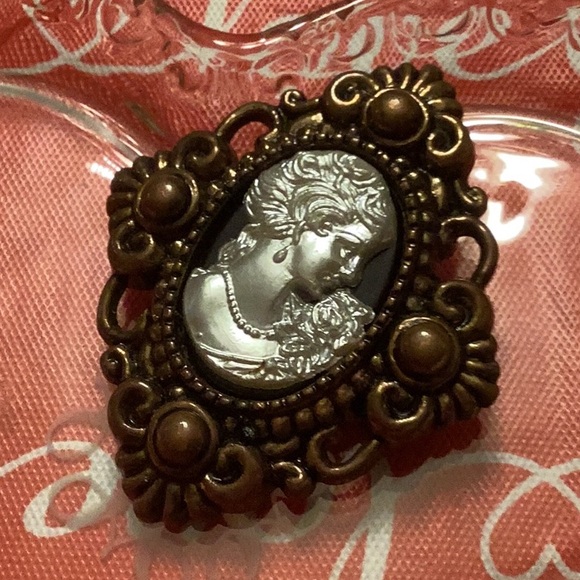Right-facing modern resin cameo - Picture 5 of 7